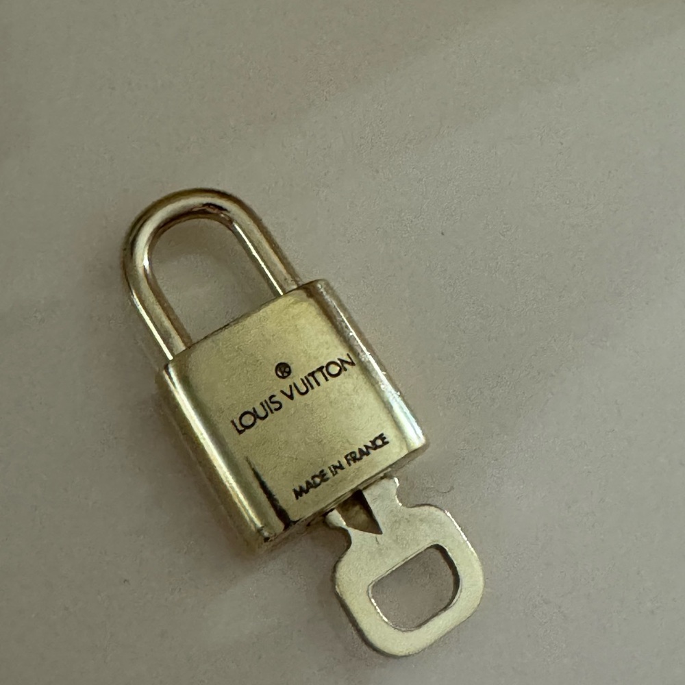 Louis Vuitton Series 310 Gold Padlock with Key Shiny Brass - Picture 6 of 7